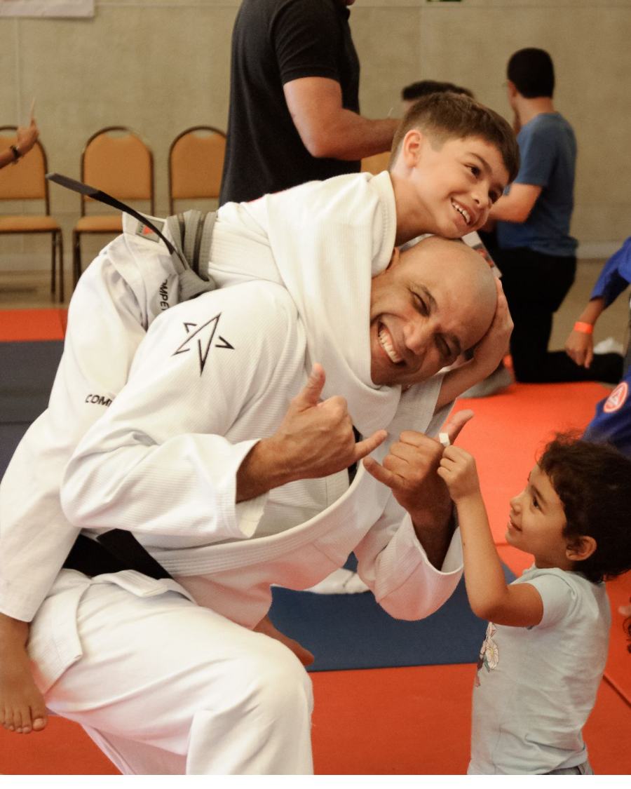 Professor comemora com alunos kids