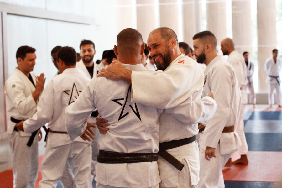 Abraço entre alunos após o treino
