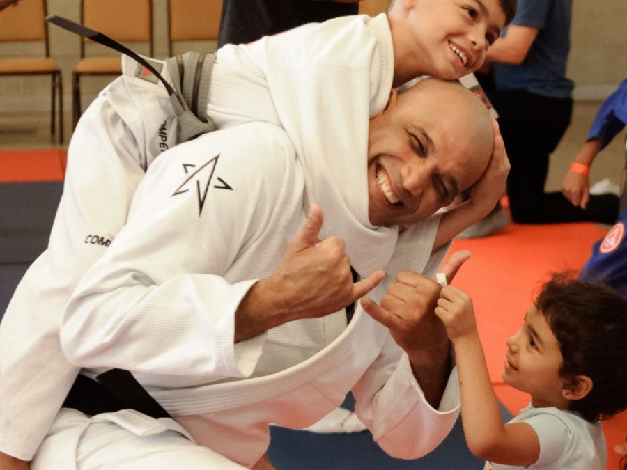 Crianças treinando com o professor
