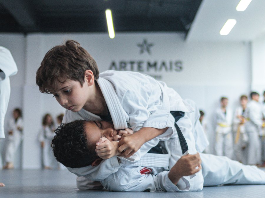 Adolescentes em treino de Jiu-Jitsu
